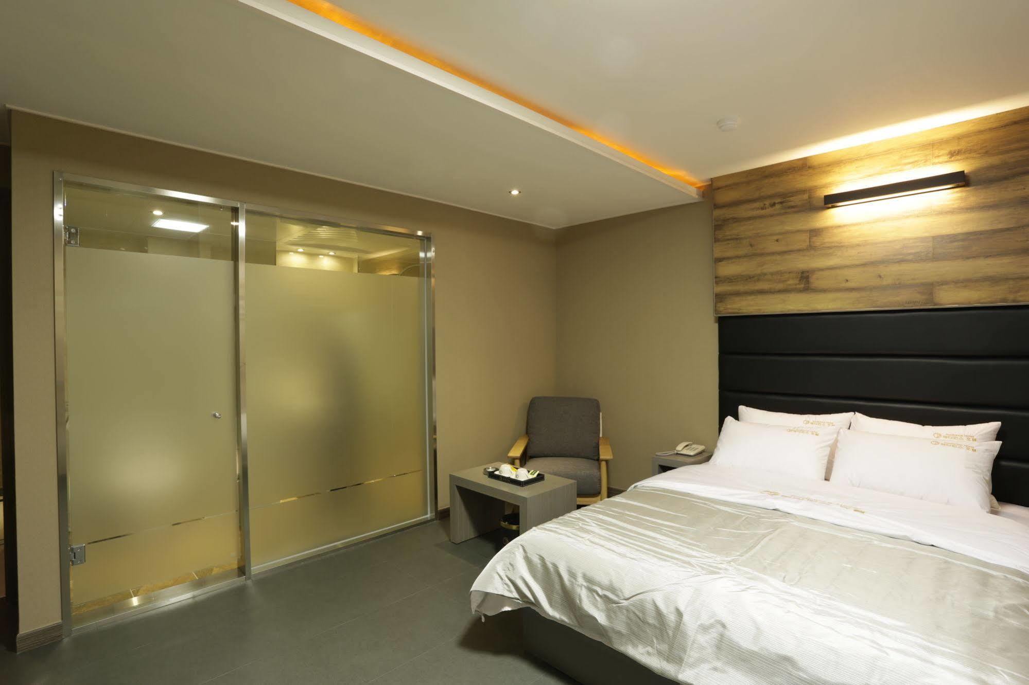 Radiance Tourist Hotel Кодже Экстерьер фото